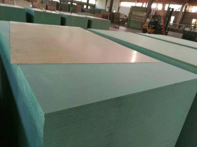 18mmの緑の中心家具の装飾750-850 Kg/M3のための防水MDF板