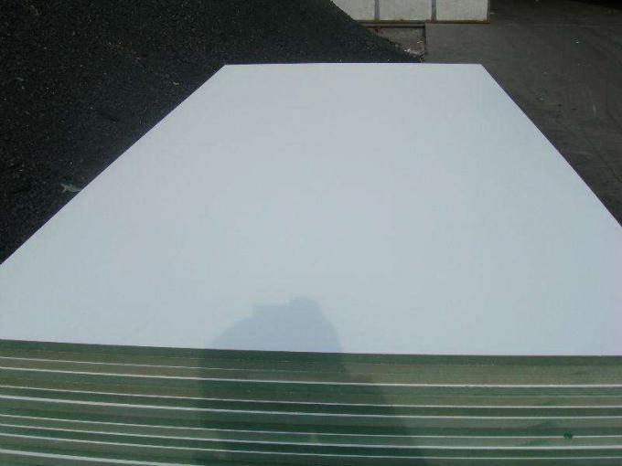 紫外線コート フェノールの防水ポプラの中心3-30mmの接着剤によって薄板にされるMDF板