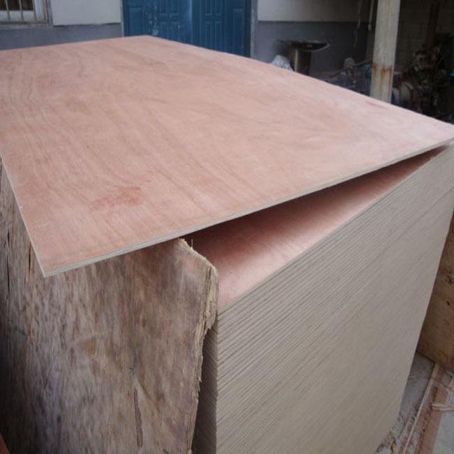 4mm Okoumeの木製のベニヤの商業用等級の合板E1の接着剤の完全なポプラの中心