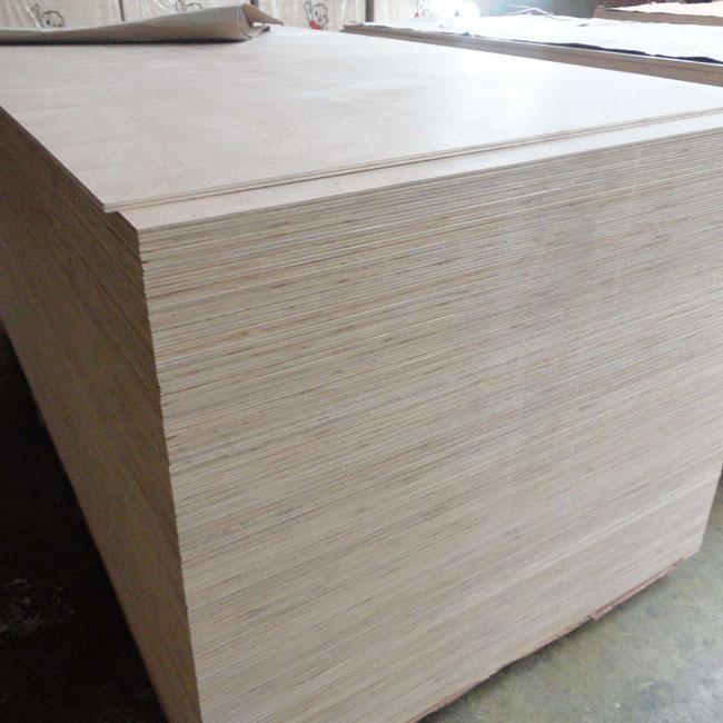 4mm Okoumeの木製のベニヤの商業用等級の合板E1の接着剤の完全なポプラの中心