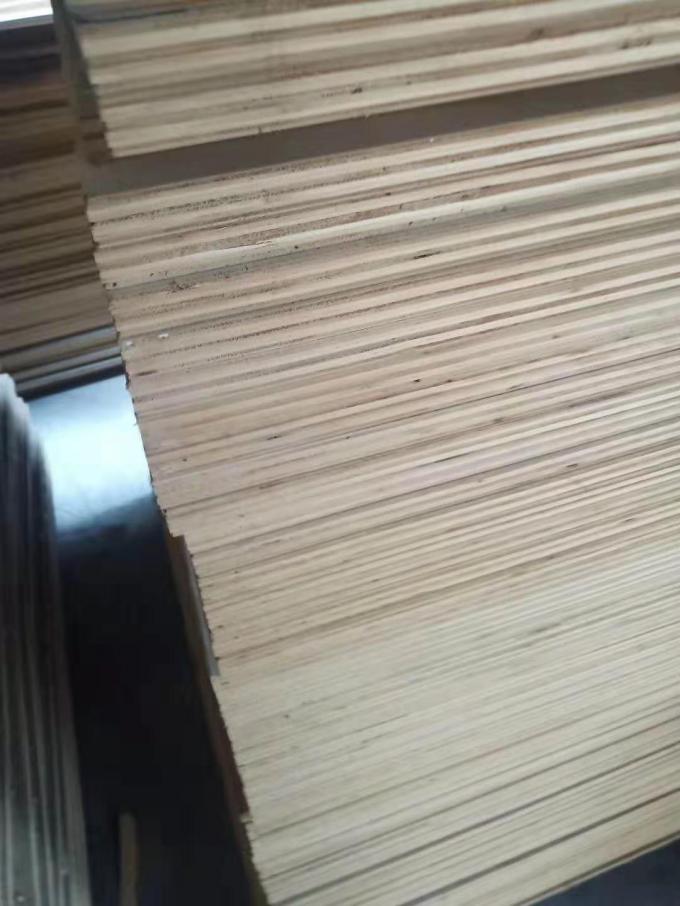 BBの等級のOkoumeの堅材の層は2倍の熱い出版物1の側面の木製のベニヤの装飾を広げます
