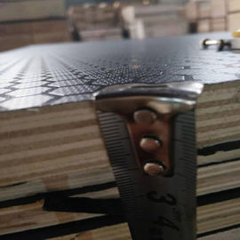 中国 駆け足の熱い出版物が付いている12mmの厚いスリップ防止フェノールの直面された合板 工場