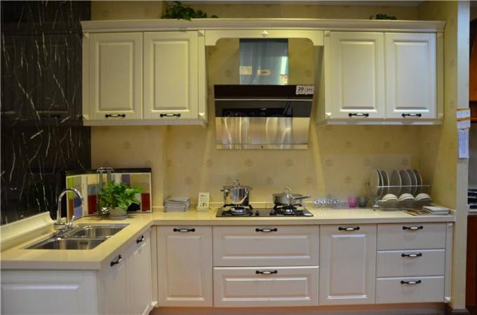 Hettichの白い純木の食器棚/Blumの白い木製の台所食器棚