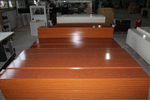 商業えんじ色の木製の事務机、前に終了する着色された削片板のテーブル