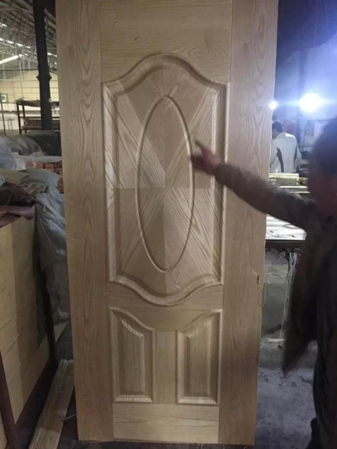 2.5mmの高密度木製のベニヤのドアは現代様式840KG/M3密度の皮を剥ぎます