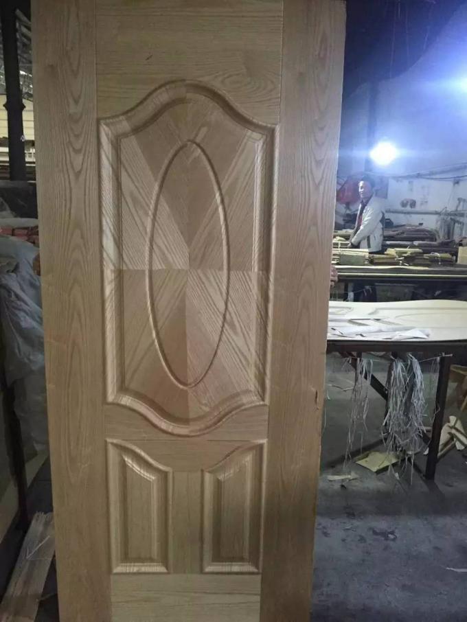 2.5mmの高密度木製のベニヤのドアは現代様式840KG/M3密度の皮を剥ぎます
