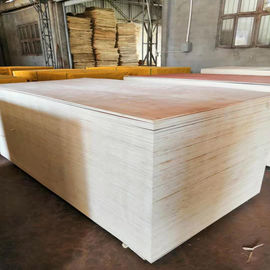 中国 E1接着剤のOkoumeの合板の家具の装飾、耐久財9mmの合板 工場